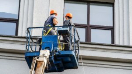 Equipo de Rehabilita Fachadas Madrid realizando mantenimiento preventivo en edificio de Madrid