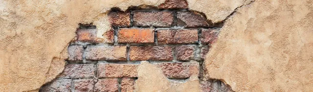 Fachada deteriorada y sin mantenimiento, mostrando daños por falta de intervención