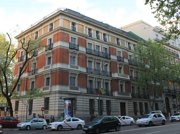Fachada histórica de Madrid en proceso de rehabilitación para preservar su valor patrimonial
