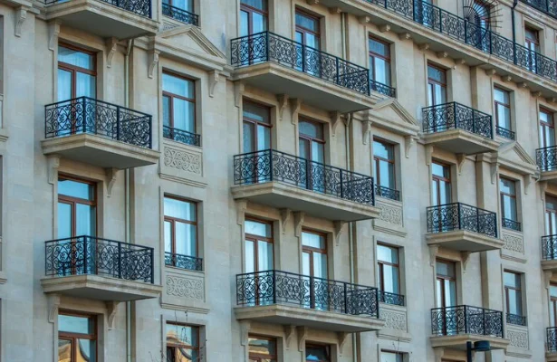 Fachada histórica renovada tras una rehabilitación profesional, conservando su valor estético y patrimonial