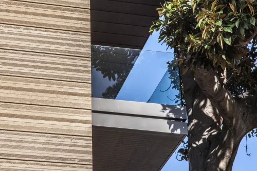Fachada ventilada instalada en edificio para mejorar aislamiento y evitar humedad