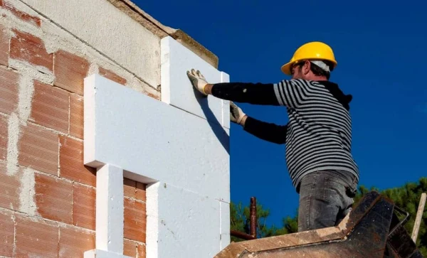 Proceso de instalación de aislamiento en fachada, Madrid