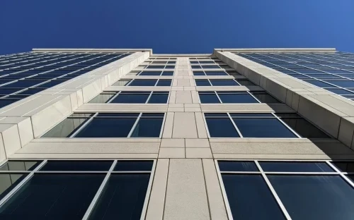 Rehabilitación de fachada en edificio comercial de Madrid