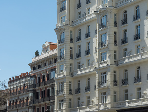 fachada-madrid-edificio Fachada histórica renovada tras una rehabilitación profesional, conservando su valor estético y patrimonial