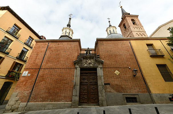 fachada-madrid-humedades Fachada histórica de Madrid en proceso de rehabilitación para preservar su valor patrimonial